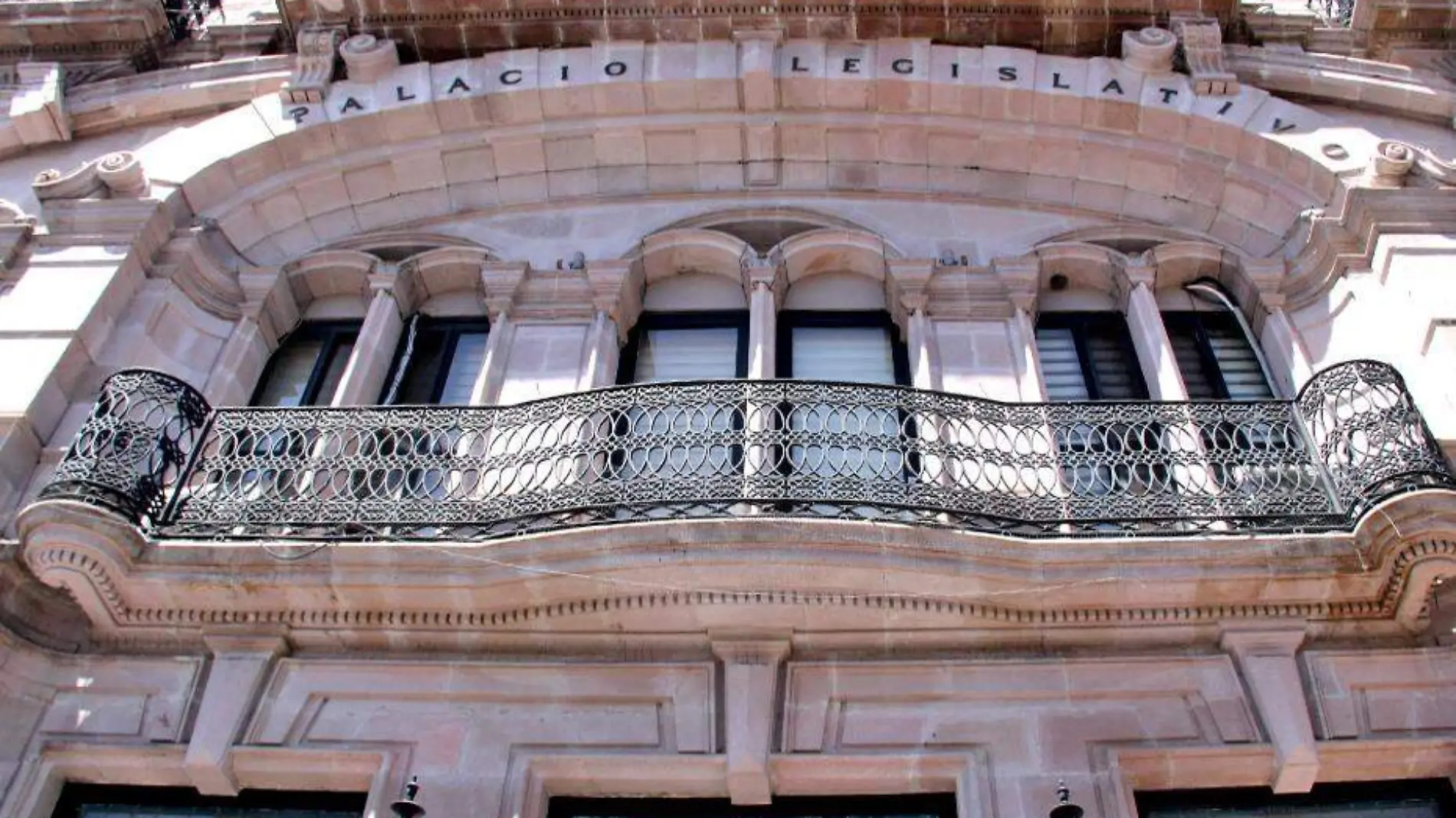 fachada del edificio del congreso Ags